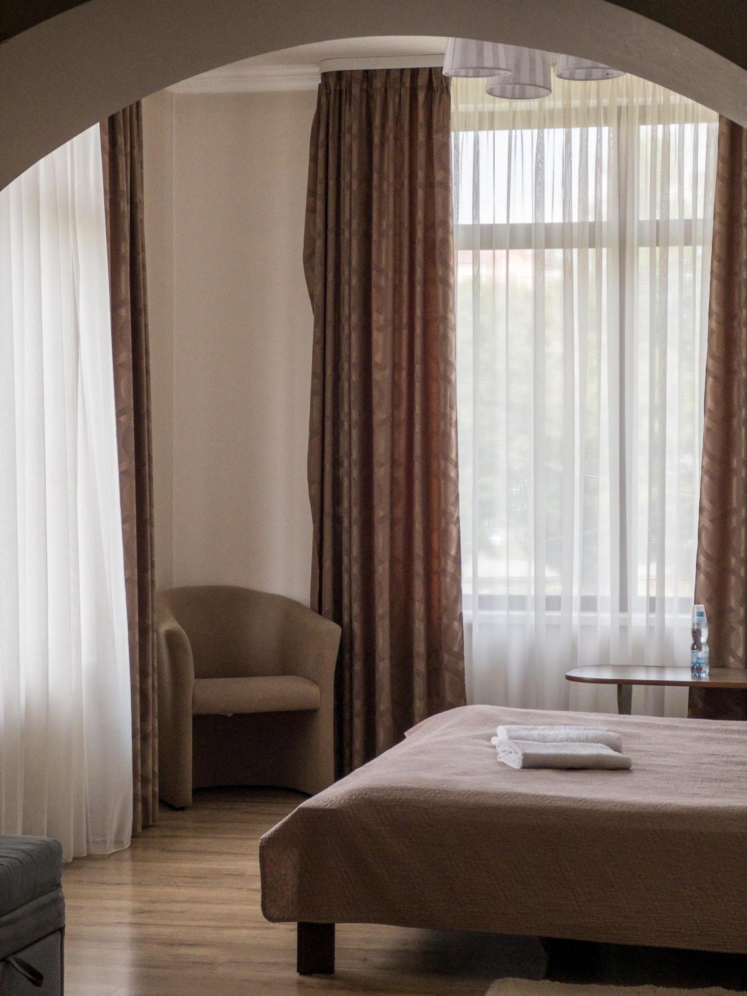 Орк "Блісс" Hotel Rivne Exterior photo